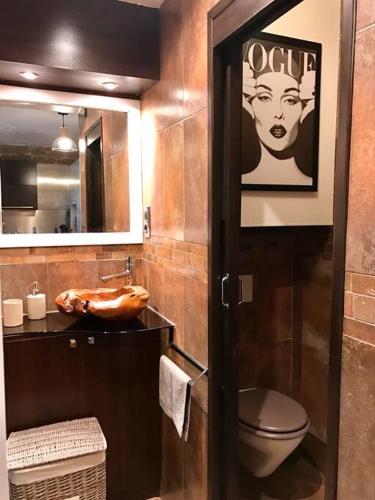 une salle de bain avec toilettes, lavabo et miroir dans l'établissement Nice ouest- Studio Vue Mer Garage Piscine WIFI, à Nice