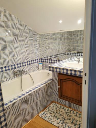 ein Badezimmer mit einer Badewanne und einem Waschbecken in der Unterkunft Josette et Gérald BOTTERI in Saint-Jorioz