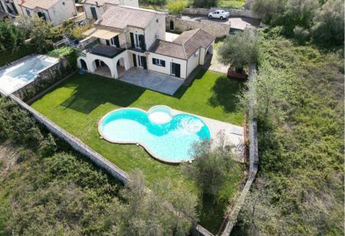 Πέτρινη ιδιωτική βίλα με πισίνα