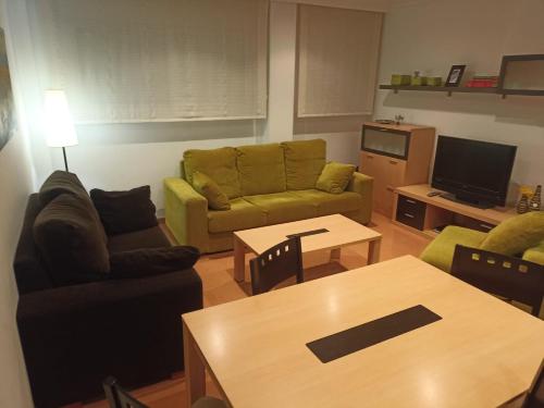 salon z kanapą i stołem w obiekcie Garrisol w mieście Raxo