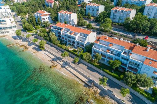 an aerial view of a beach with buildings and the water at Apartmani Heta Alagic I in Selce