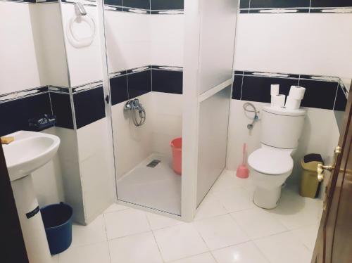 a bathroom with a shower and a toilet and a sink at Apartment pour les familles avec 2 chambres in Al Hoceïma