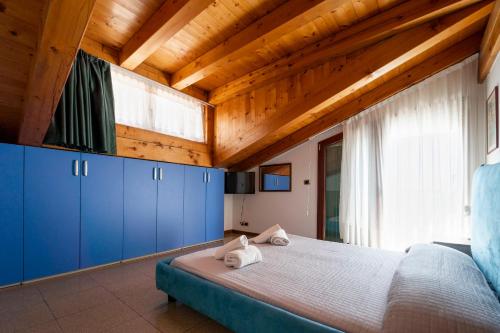 1 dormitorio con 1 cama grande y armarios azules en Hotel Capri 3 Stelle SUPERIOR, en Lido di Jesolo