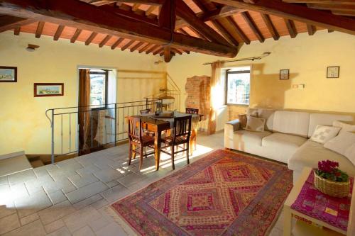 sala de estar con sofá y mesa en LA TORRE DEL CASTELLO, en Gambassi Terme