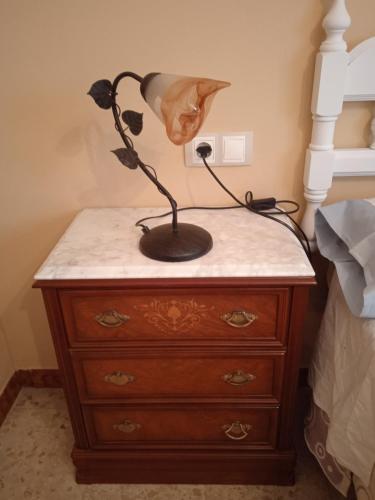 a lamp sitting on top of a dresser at Tío Moncho - Casa Tía María in Villanueva de Arosa