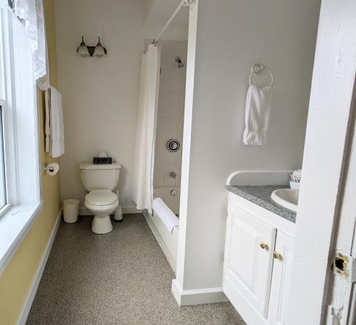 Ванная комната в The Georgetown Inn