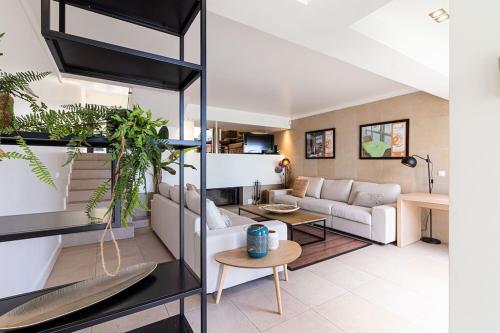 un salon avec un canapé et une table dans l'établissement BmyGuest - Vilamoura Marina's View, à Vilamoura