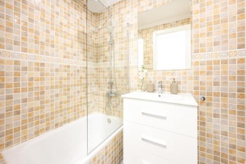 łazienka z wanną, umywalką i prysznicem w obiekcie Belgica 2 - 2 room city & beach by 10ToSea w mieście Fuengirola