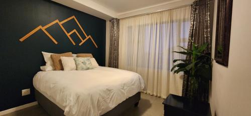 ein Schlafzimmer mit einem Bett und einem großen Fenster in der Unterkunft Accommodation Front - Charming 2 Sleeper in Point Waterfront in Durban