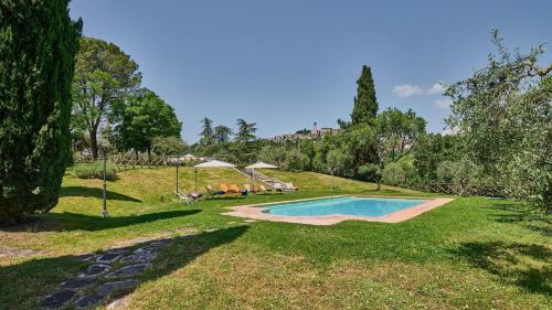 ein Schwimmbad in der Mitte eines Gartens in der Unterkunft Casale Conte Jacopo 10 in Magione