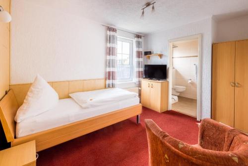 una camera d'albergo con letto e bagno di Pension Lachmöwe a Zinnowitz