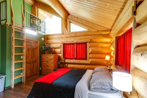 Tempat tidur dalam kamar di Riverside Log Cabin On-Site Aurora Viewing!
