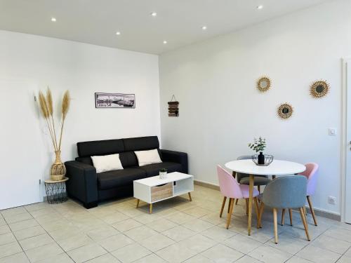 un salon avec un canapé et une table dans l'établissement Chez Nonno, à Colmar