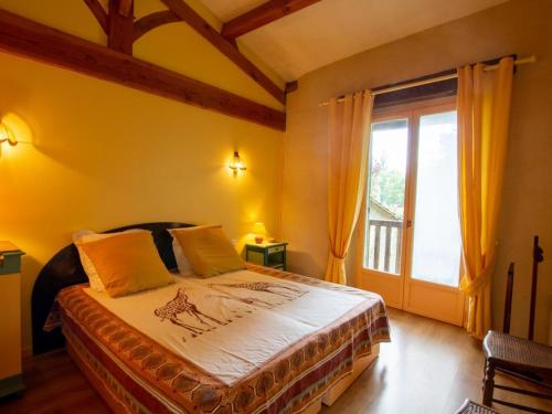 a bedroom with a bed with yellow walls and a window at Gîte Conne-de-Labarde, 4 pièces, 6 personnes - FR-1-616-324 in Conne-de-Labarde