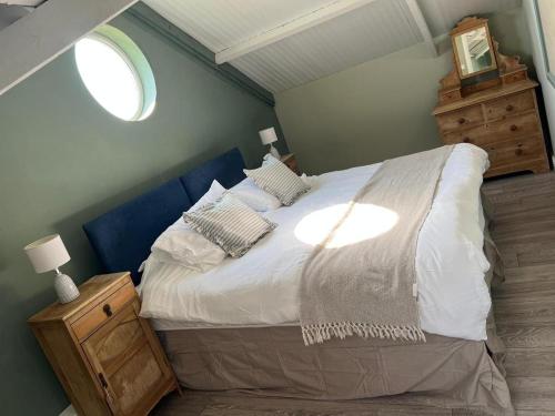 ein Schlafzimmer mit einem großen Bett und einem Fenster in der Unterkunft The Old Water Works - Flat 1 in Wadebridge