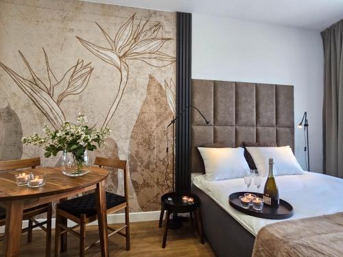 Postel nebo postele na pokoji v ubytování URBAN APARTMENTS PREMIUM, Opolska 10 No 67B, Free Garage, Self Check-in