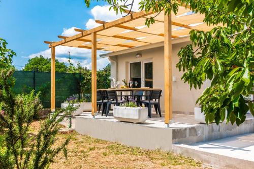 Holiday house Kristina with jacuzzi pool only for you