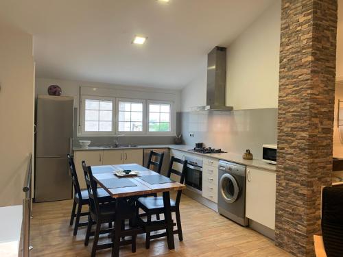 cocina con mesa y sillas en APARTAMENTO ZEN en Deltebre