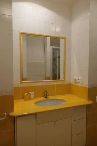 une salle de bain avec un lavabo et un miroir dans l'établissement Loft Bellevue - Seaview - WiFi, à Menton