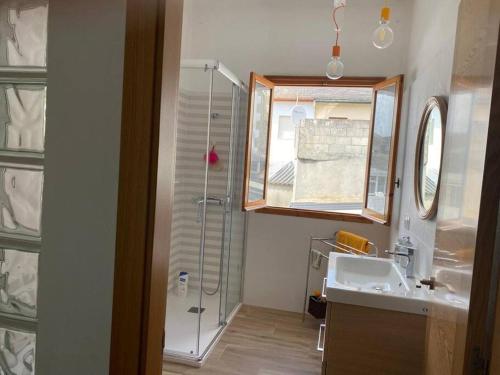 a bathroom with a shower and a sink at VIVEIRO.CELEIRO. CASA TRANQUILA. RESURRECTION FEST in Cillero