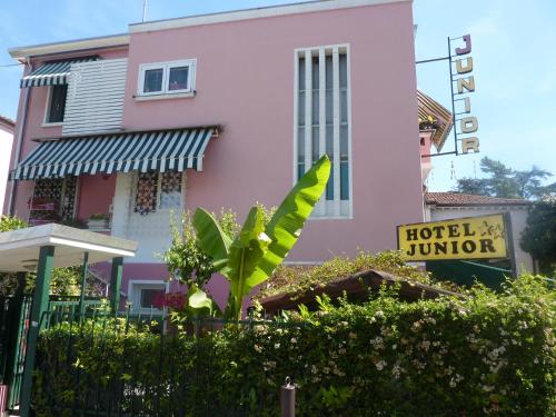 a pink building with a hotel junior at Albergo Junior in Padova