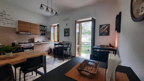 una cucina e un soggiorno con tavolo e sala da pranzo di Golden Secret Guest House a Itri