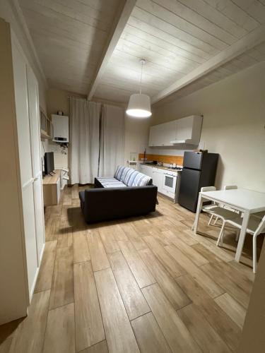 ein Wohnzimmer mit einem Sofa und einem Tisch in der Unterkunft Sea apartments2 in Terracina