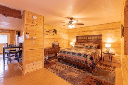 Un pat sau paturi într-o cameră la Cabin #6 Bobcat Bunkhouse - Pet Friendly - King Bed - Sleeps 4