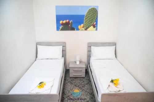 2 camas individuales en una habitación con cactus en Tra i due mari, en Ruffano