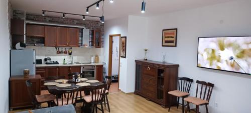 een keuken en eetkamer met een tafel en stoelen bij Semiramida gardens Apartment 23 in Borovets