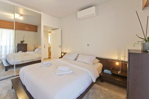 Seascape Modern Vouliagmeni Apt near Beaches