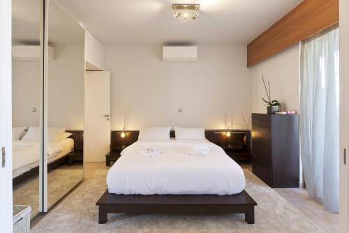 Seascape Modern Vouliagmeni Apt near Beaches