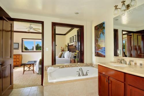 Koupelna v ubytování Waipouli Beach Resort & Spa Oceanfront Villa! AC Pool