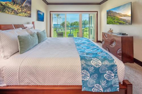 Giường trong phòng chung tại Waipouli Beach Resort Spectacular Luxury Oceanfront Condo Sleeps 8 AC Pool