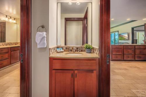 Ảnh trong thư viện ảnh của Waipouli Beach Resort Spectacular Luxury Oceanfront Condo Sleeps 8 AC Pool ở Kapaa