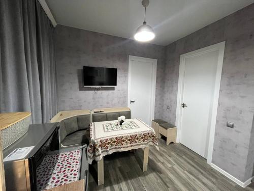 una sala de estar con un sofá y una mesa en AnNi old Tbilisi apartaments, en Tiflis