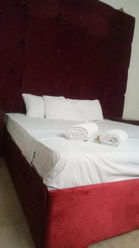Ένα ή περισσότερα κρεβάτια σε δωμάτιο στο Hill view Guest House - Family Hotel at Prime location, all facilities are available in surrounding