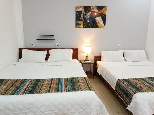 Uma cama ou camas num quarto em An Homestay & Hostel