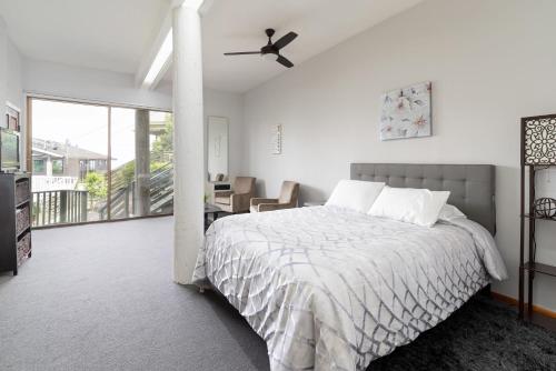 Bright Spacious Studio High Ceilings Emerald Hills – Photos 2