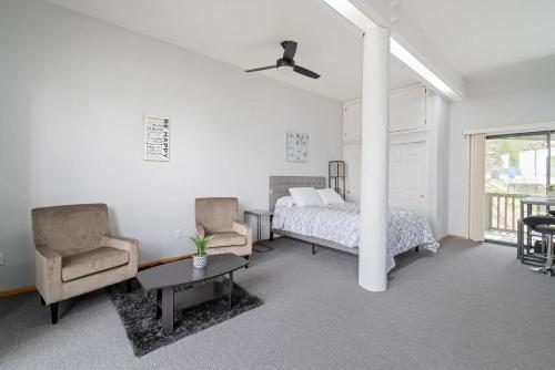 Bright Spacious Studio High Ceilings Emerald Hills – Photos 5