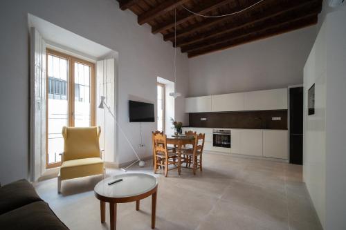 a living room with a couch and a table at Apartamentos Alcoba 13 in Sanlúcar de Barrameda