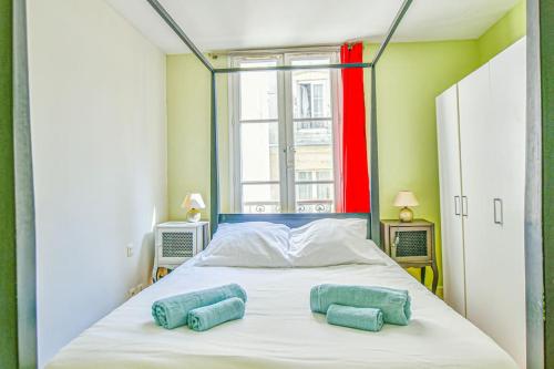 A bed or beds in a room at Bright Parisian Flat - Marais