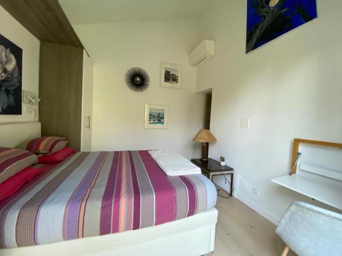 En eller flere senge i et værelse på Villa OHA close Cannes,Nice, Valbonne , Opio