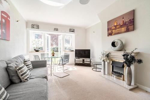 a living room with a couch and a table at Spacious Home- Great transport links and location- Families- contractors- professionals in Watford