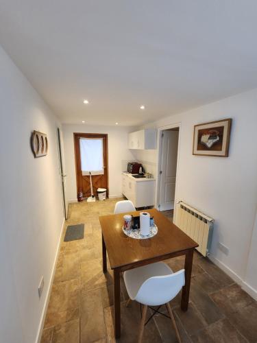 a room with a table and chairs and a kitchen at Mirabeagle Departamentos in Ushuaia