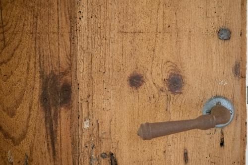 a metal door knocker on a wooden floor at Apartamentos Alcoba 13 in Sanlúcar de Barrameda