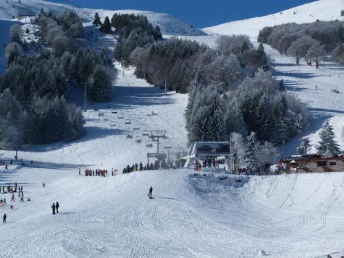 Studio face aux pistes avec balcon Alpe du Grand Serre בחורף