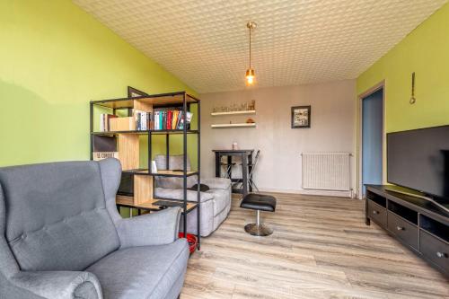 - un salon avec un canapé et une télévision dans l'établissement kerbonne furnished flat, à Brest