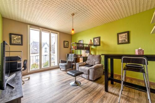 - un salon avec une table et des chaises dans l'établissement kerbonne furnished flat, à Brest