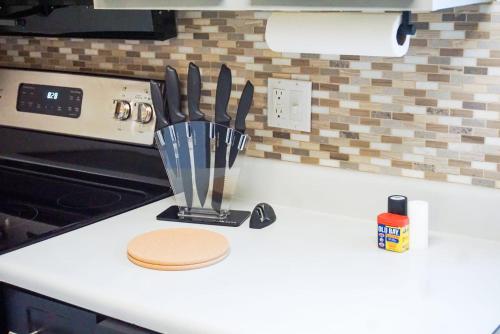 a kitchen counter with a blender on top of a stove at USF & Busch Gardens Townhome Stay in Tampa
